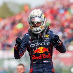 Max Verstappen đội mũ bảo hiểm Schuberth ăn mừng chiến thắng chặng đua GP Emilia Romagna 2022
