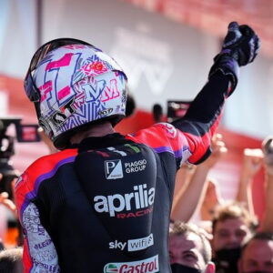 Aleix Espargaro đội mũ bảo hiểm KYT ăn mừng chiến thắng chặng đua MotoGP Argentina 2022