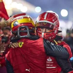 Charles Leclerc và Carlos Sainz chia vui sau khi giúp Ferrari giành chiến thắng 1-2 chặng đua GP Bahrain 2022