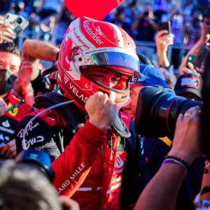 Charles Leclerc đội mũ bảo hiểm Bell ăn mừng chiến thắng chặng đua F1 GP Úc 2022