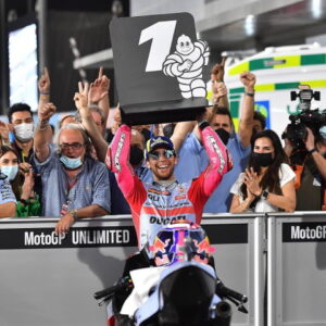 Enea Bastianini mũ bảo hiểm KYT ăn mừng chiến thắng chặng đua MotoGP Qatar 2022