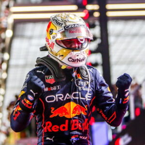 Max Verstappen đội nón bảo hiểm Schuberth ăn mừng chiến thắng GP Ả Rập Xê Út 2022