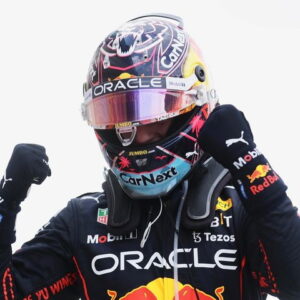 Max Verstappen đội mũ bảo hiểm Schuberth ăn mừng chiến thắng GP Miami 2022