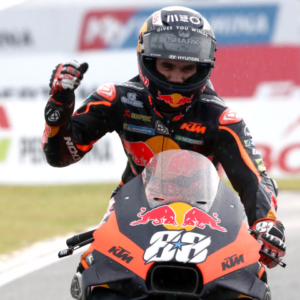 Miguel Oliveira đội mũ bảo hiểm Shark chiến thắng chặng đua MotoGP Indonesia 2022