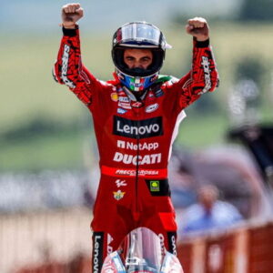 Francesco Bagnaia đội mũ bảo hiểm Suomy chiến thắng chặng đua sân nhà MotoGP Italia 2022 