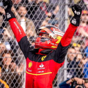 Carlos Sainz Jr và chiếc mũ bảo hiểm Bell khi giành chiến thắng chặng đua GP Anh 2022