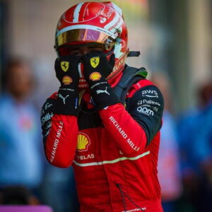 Charles Leclerc đội mũ bảo hiểm Bell ăn mừng chiến thắng GP Áo 2022