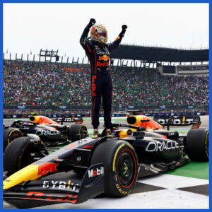 Max Verstappen ăn mừng chiến thắng với chiếc mũ bảo hiểm Schuberth Vàng