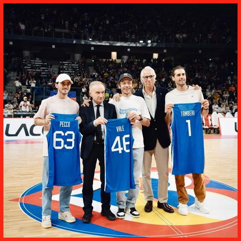 Nghỉ đông, Francesco Bagnaia cùng các thành viên học viện VR46 đi cổ vũ cho đội bóng rổ Italia