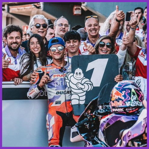 Mũ bảo hiểm Shark ‘Rauw Alejandro’ của Jorge Martin ở chặng đua MotoGP Valencia 2022