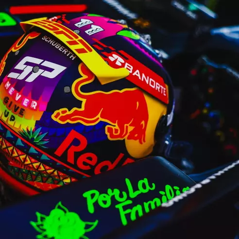 Mũ bảo hiểm Schuberth của Sergio Perez ở chặng đua GP Mexico 2023
