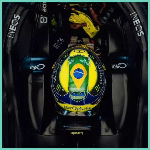 Ảnh: Lewis Hamilton sử dụng chiếc mũ ở chặng đua GP Sao Paulo 2023
