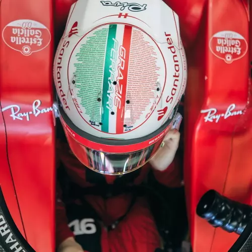 Mũ bảo hiểm Bell Grazie Ferrari của Charles Leclerc ở Abu Dhabi 2023